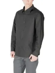 Schwarzes Hemd klassischer Knopfleiste