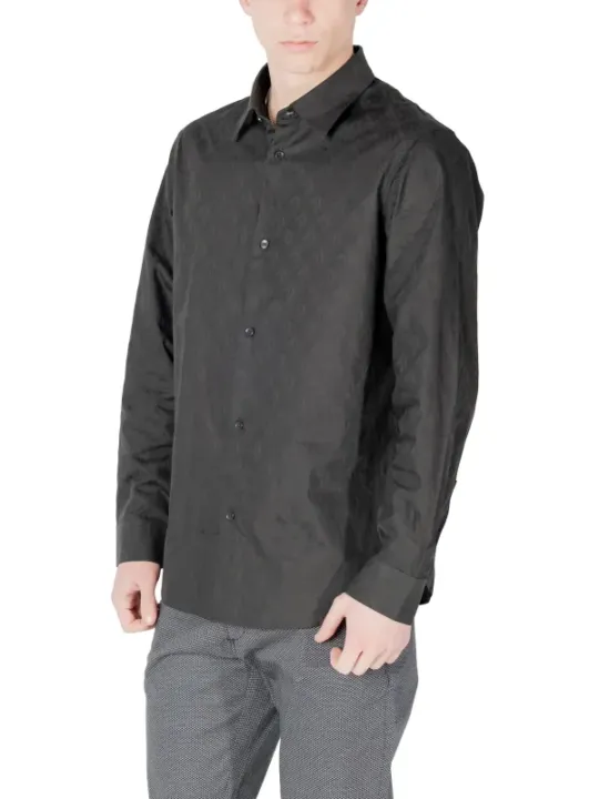 Schwarzes Hemd klassischer Knopfleiste