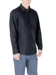 Schwarzes Hemd mit grauer Hose