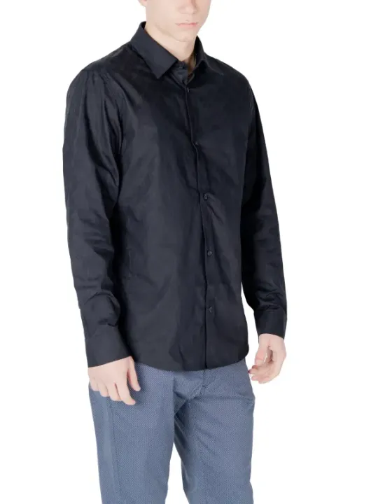 Schwarzes Hemd mit grauer Hose