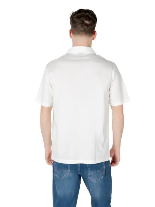 Weißes Polohemd mit Knopfleiste