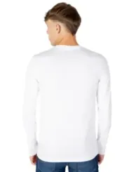 Weißes Hemd mit blauen Jeans