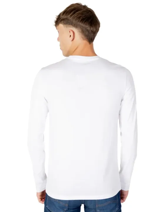 Weißes Hemd mit blauen Jeans