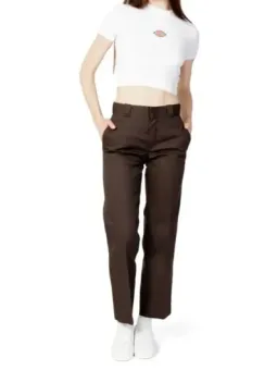 Frau trägt braune Dickies Hosen