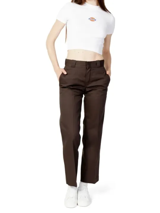 Frau trägt braune Dickies Hosen