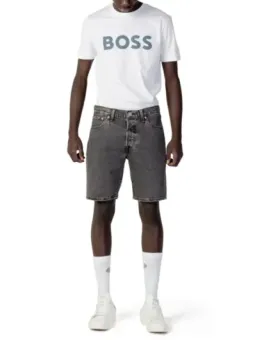 lässiger Mann in Denimshorts