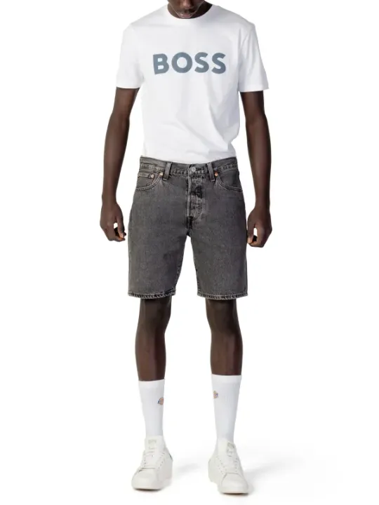 lässiger Mann in Denimshorts