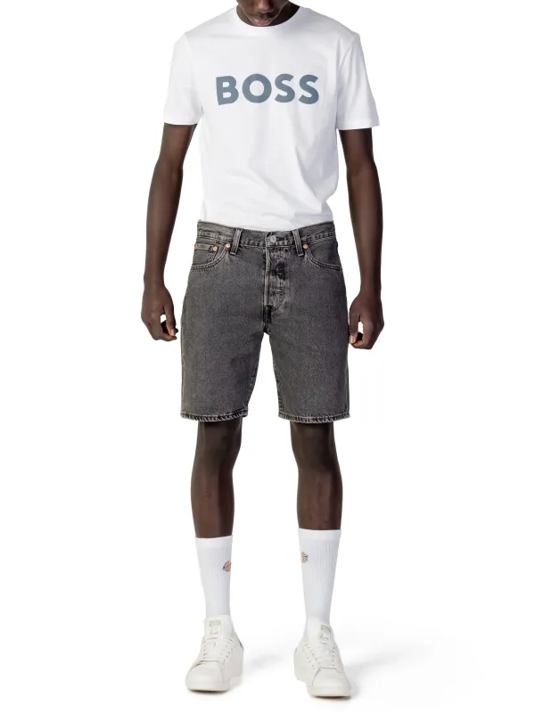 lässiger Mann in Denimshorts