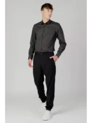 Mann trägt Antony Morato Hemd