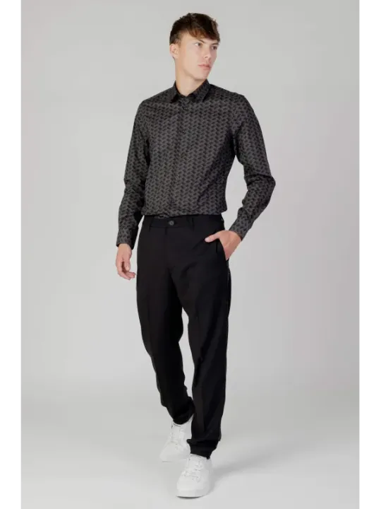 Mann trägt Antony Morato Hemd