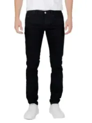 Schwarze Jeans, weißes T-Shirt, Sneaker