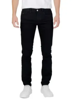 Schwarze Jeans, weißes T-Shirt, Sneaker