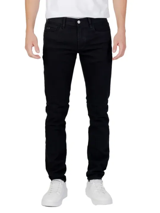 Schwarze Jeans, weißes T-Shirt, Sneaker