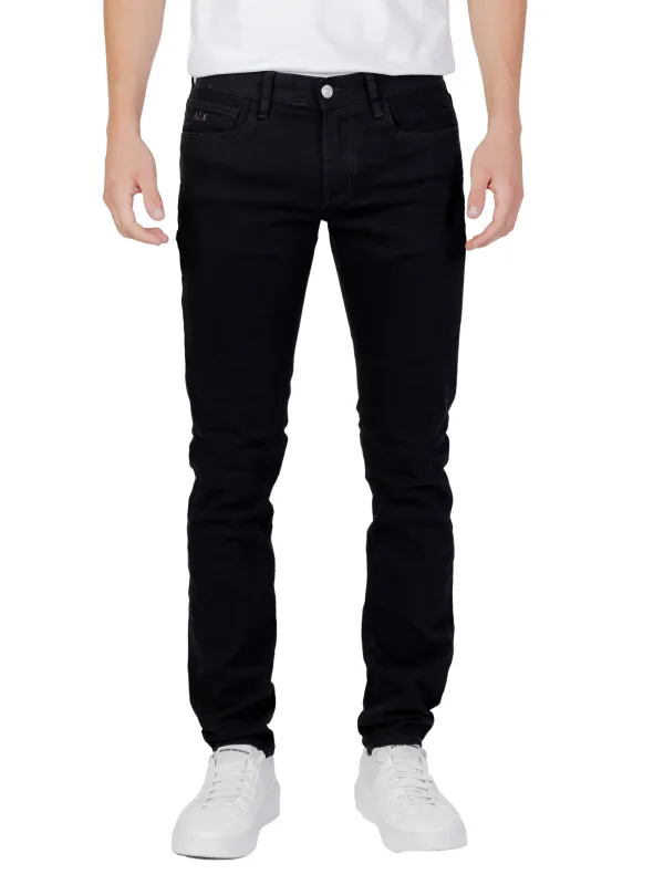 Schwarze Jeans, weißes T-Shirt, Sneaker