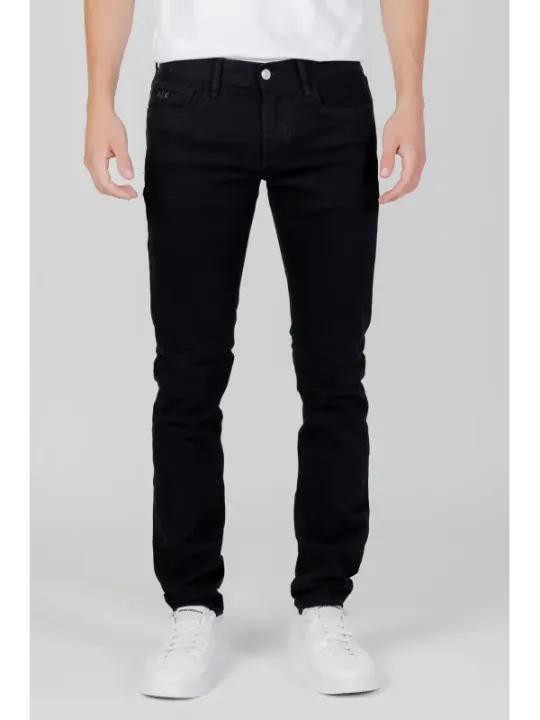 Schwarze Jeans und weiße Sneaker