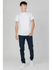 Dunkle Jeans mit weißem T-Shirt