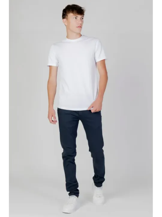 Dunkle Jeans mit weißem T-Shirt
