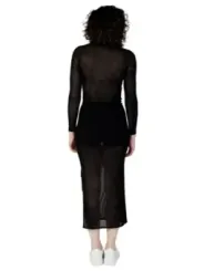 Schwarzes Strickkleid mit hohem Kragen