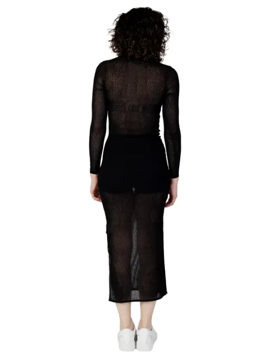 Schwarzes Strickkleid mit hohem Kragen