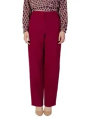 Burgundy Hosen mit gemustertem Oberteil