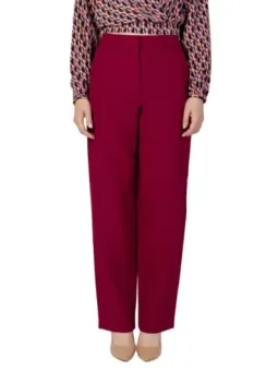 Burgundy Hosen mit gemustertem Oberteil