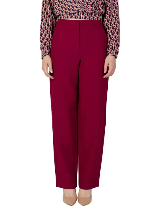 Burgundy Hosen mit gemustertem Oberteil