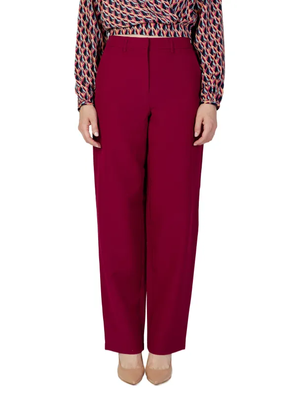 Burgundy Hosen mit gemustertem Oberteil