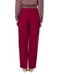 Rote Hose mit hochhackigen Schuhen