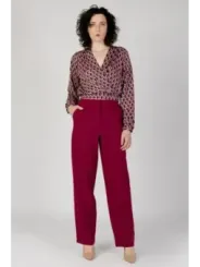 Rote Hose mit gemustertem Oberteil