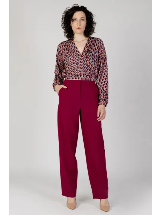 Rote Hose mit gemustertem Oberteil