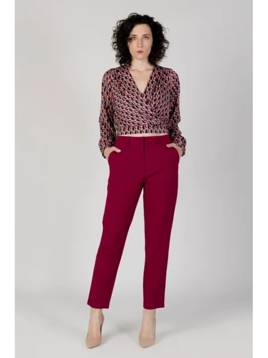 Modische Frau trägt rotes Outfit