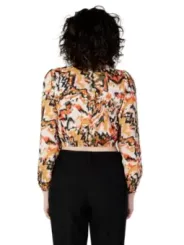 Abstrakt gemustertes, kurzes Oberteil hinten