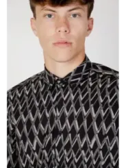 Schwarzes, graues und weißes Hemd