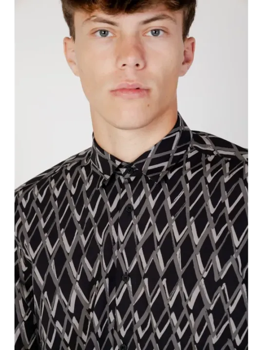 Schwarzes, graues und weißes Hemd