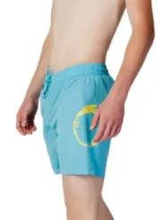 Himmelblaue Shorts mit gelbem Logo