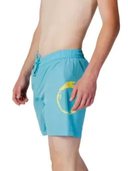 Himmelblaue Shorts mit gelbem Logo