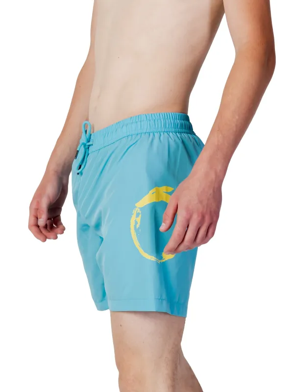 Himmelblaue Shorts mit gelbem Logo