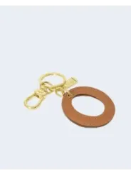 Lederanhänger mit goldfarbenem Metall.