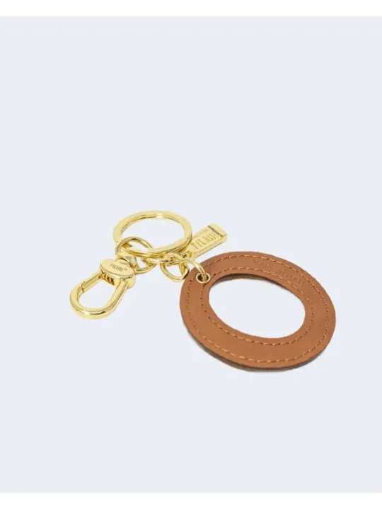 Lederanhänger mit goldfarbenem Metall.