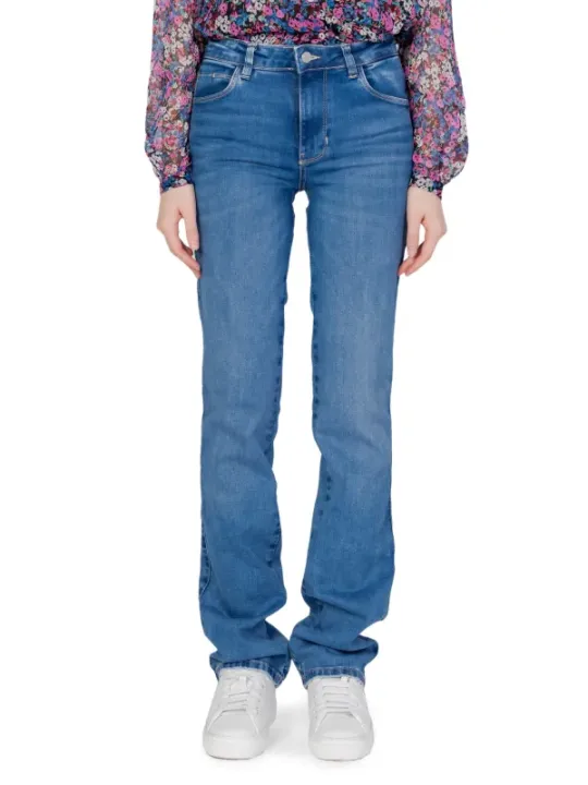 Helle Guess Jeans mit Blumenhemd