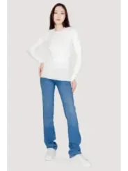 Frau trägt Guess Pullover Jeans