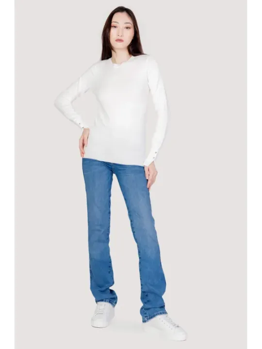 Frau trägt Guess Pullover Jeans