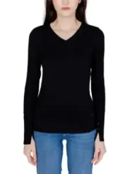 Schwarzes Oberteil mit Jeans kombiniert