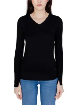 Schwarzes Oberteil mit Jeans kombiniert