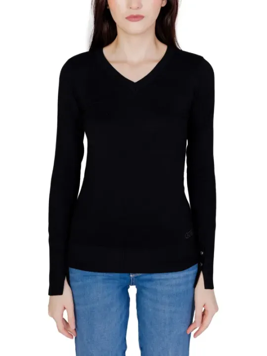 Schwarzes Oberteil mit Jeans kombiniert