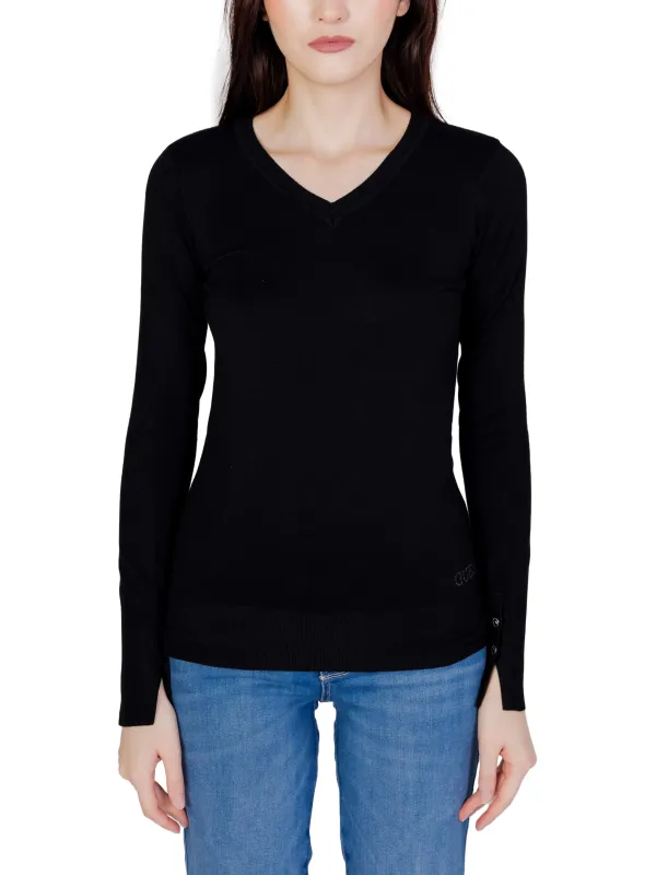 Schwarzes Oberteil mit Jeans kombiniert