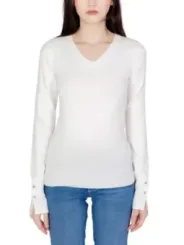 Weiße V-Ausschnitt Pullover mit Jeans
