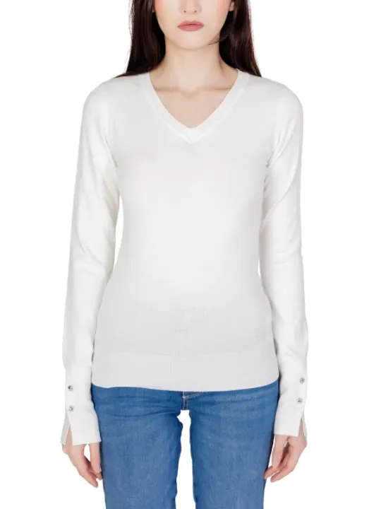 Weiße V-Ausschnitt Pullover mit Jeans