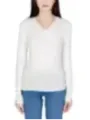 Weiße V-Ausschnitt Pullover mit Jeans