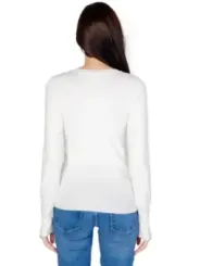 Guess Frau trägt weißes T-Shirt